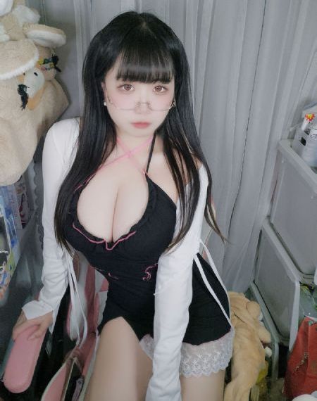 欧美睡裙内衣_高清全集在线观看